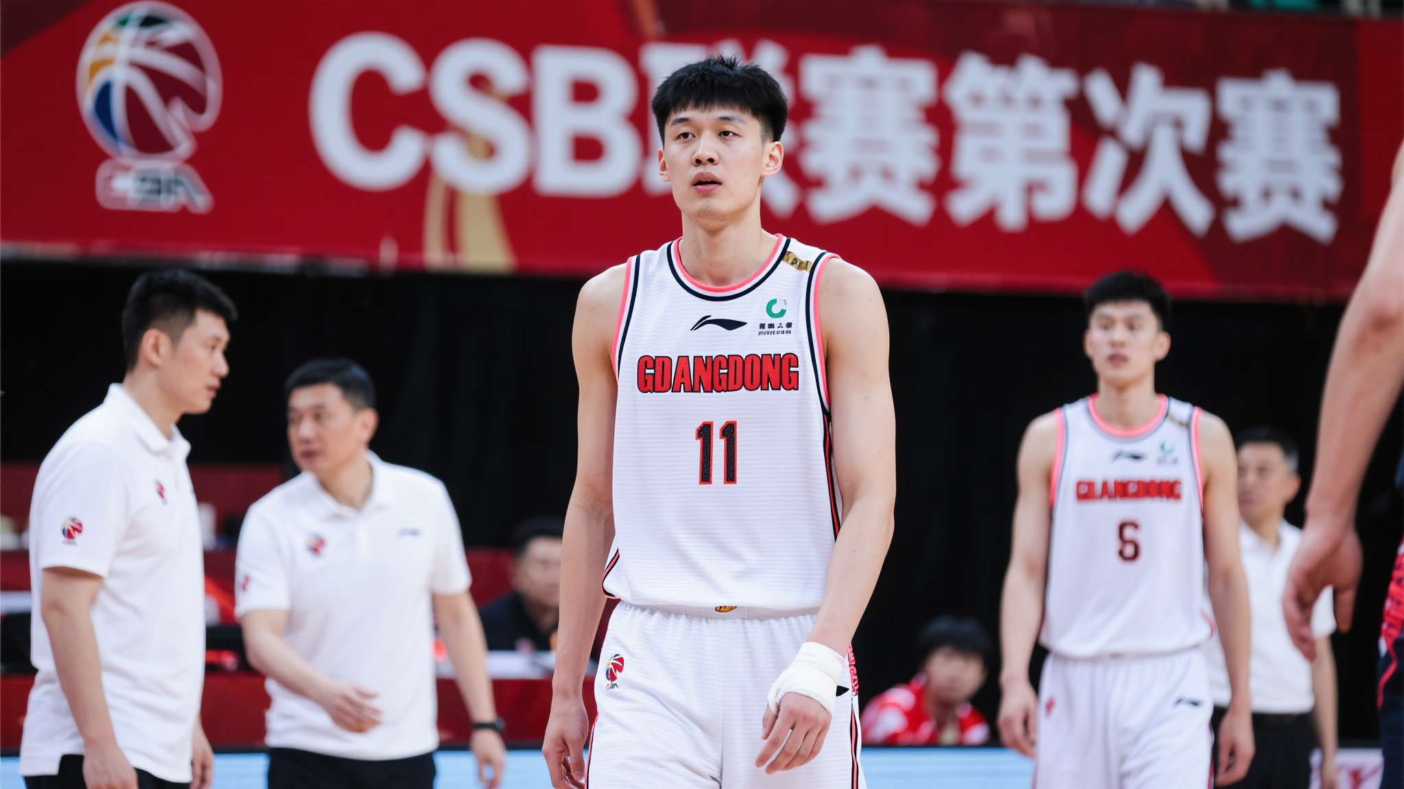 广东男篮最新动态！焦泊乔离队到北京休养，张皓嘉让球迷忍无可忍，徐杰伤病