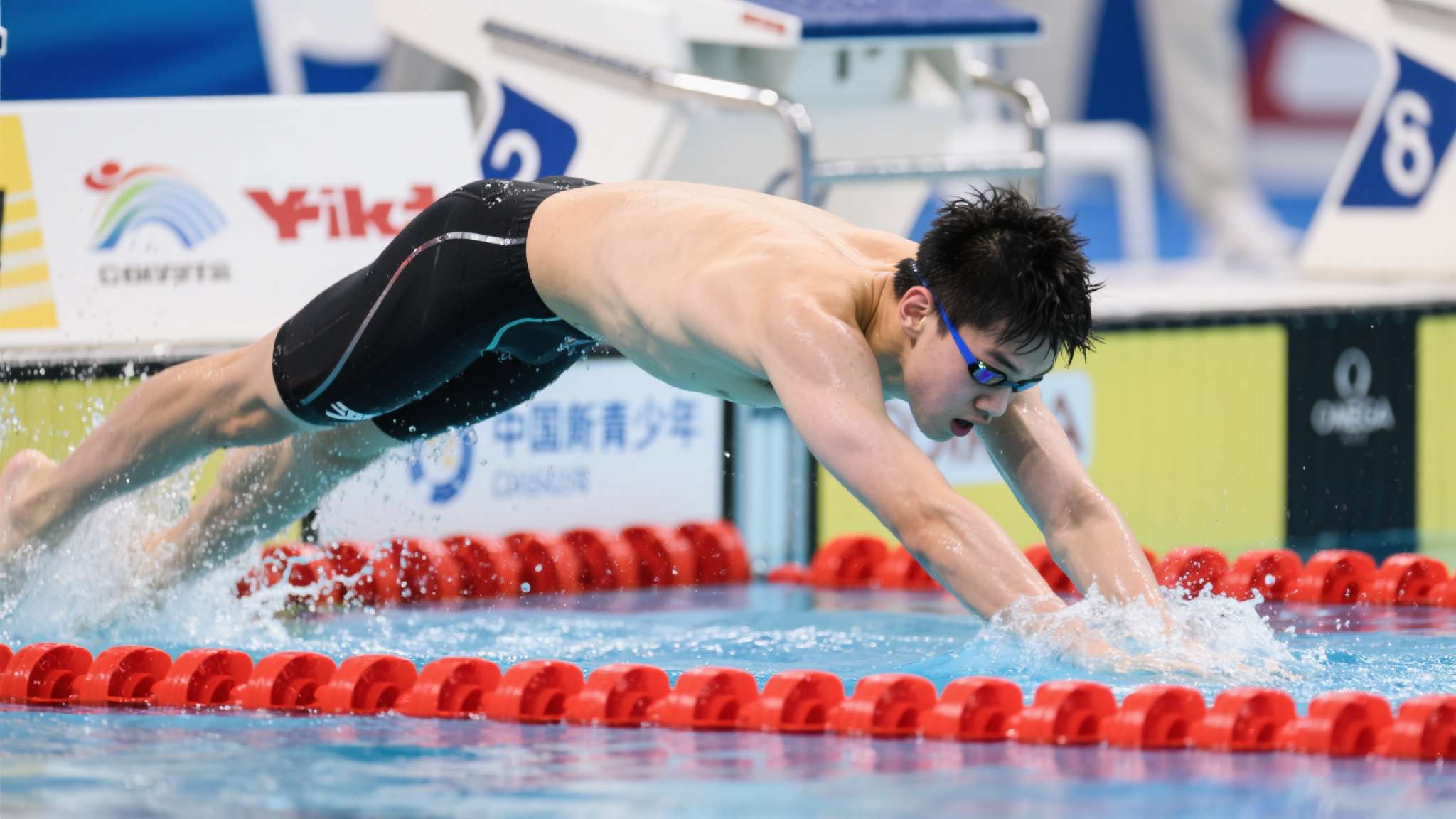 13岁于子迪击败美国名将史密斯，夺女子200米蝶泳金牌